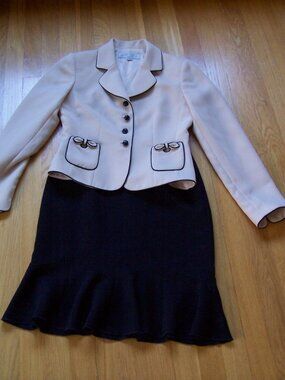 Tahari 2 piece skirt & jacket suit size 2P
